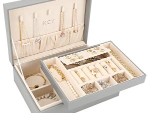 منظم صندوق مجوهرات KCY للنساء والفتيات ، حقيبة تخزين كبيرة للمجوهرات من جلد البولي يوريثان مع حامل عرض من طبقتين وصينية قابلة للإزالة للأقراط والخواتم والقلائد والأساور ، هدية كلاسيكية للرجال ، رمادي